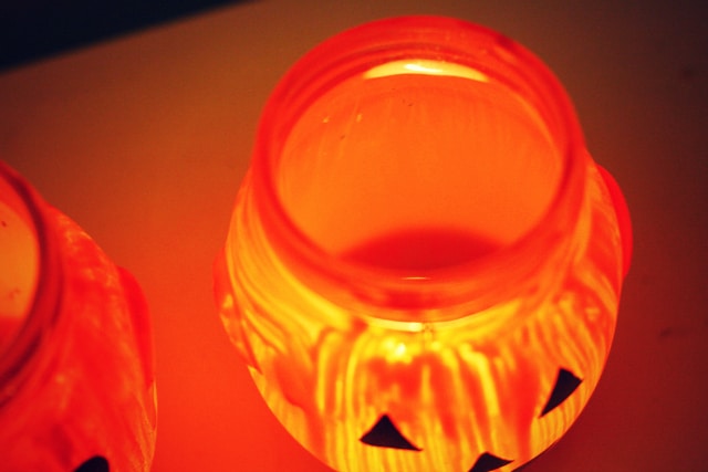 Glowing jar jack o'lanterns - a super fun and easy fall craft. #halloween