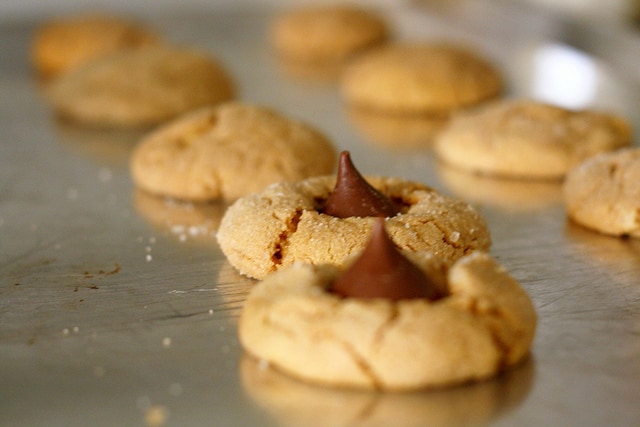 flourless peanut butter kiss cookies
