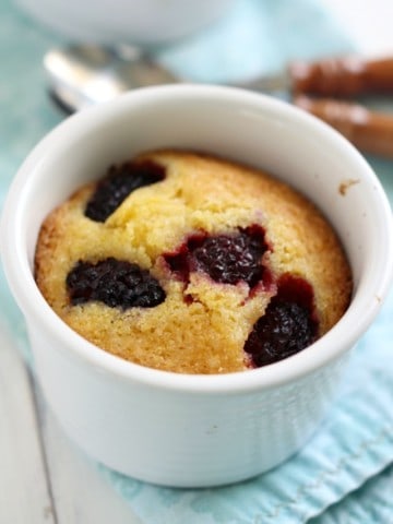 These gluten free blackberry cakes are a delicious summer treat!