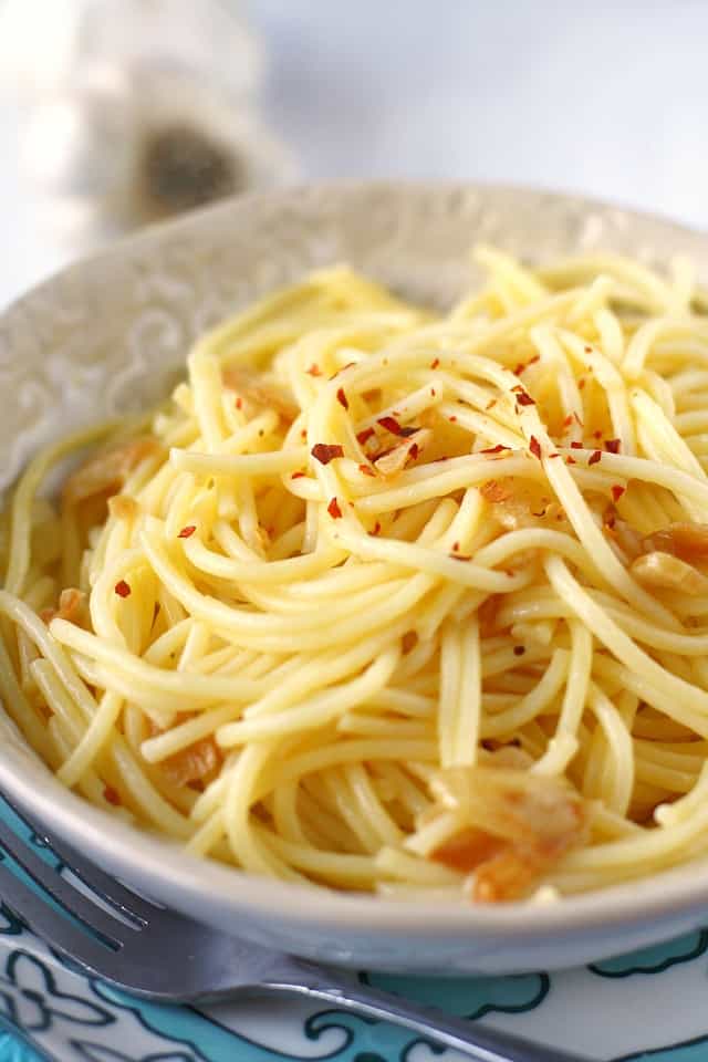 garlic spaghetti in white bowl