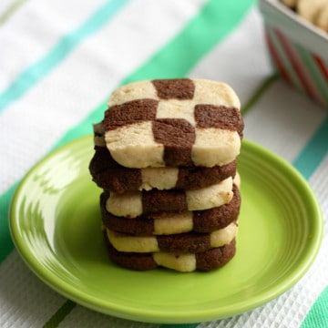 A recipe for checkerboard cookies that is gluten free and vegan! theprettybee.com