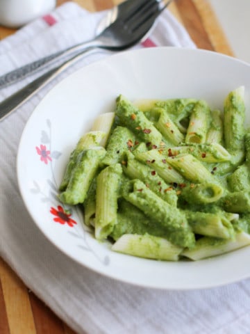 Creamy vegan spinach pesto and pasta - simple and delicious! #vegan #glutenfree