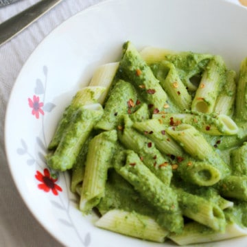 A very fast and delicious pesto recipe made in the blender with walnuts and spinach. This pesto is packed with superfoods!