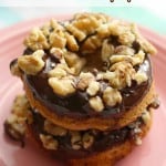 Make these vegan banana chocolate donuts this weekend! The chocolate glaze andsalted walnuts on top makes them extra special! #vegan #donuts
