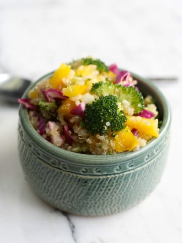 This healthy quinoa salad is full of fresh vegetables and topped with a delicious vinaigrette. #vegan #glutenfree