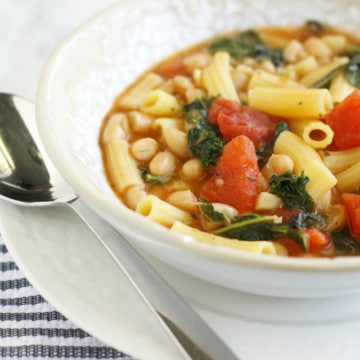 A healthy, hearty recipe for pasta e fagioli, a traditional Italian soup with pasta and beans. #soup #vegan