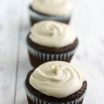 Perfect chocolate cupcakes wtih vanilla bean frosting. What could be better than that? Gluten free and vegan recipe.