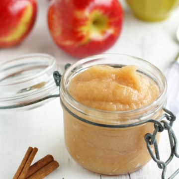 An easy recipe for homemade cinnamon applesauce. Vegan and gluten free recipe. #apples #glutenfre #vegan