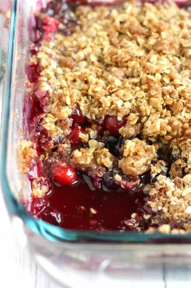 Gluten free cranberry blueberry crisp recipe - this is such an easy and delicious dessert recipe for Thanksgiving!