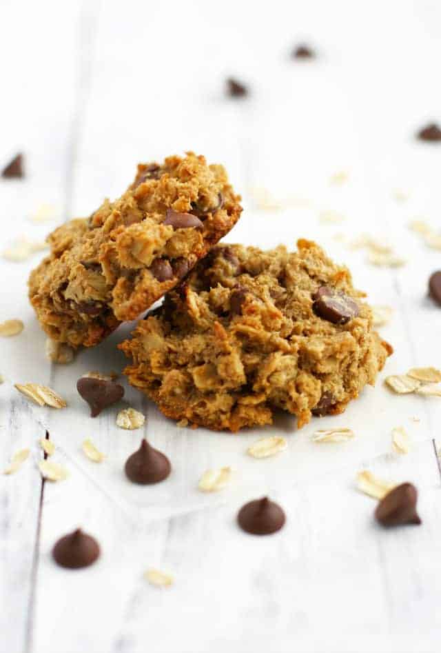 Easy and tasty peanut butter chocolate chip banana cookies. Gluten free and vegan recipe. #cookies #glutenfree