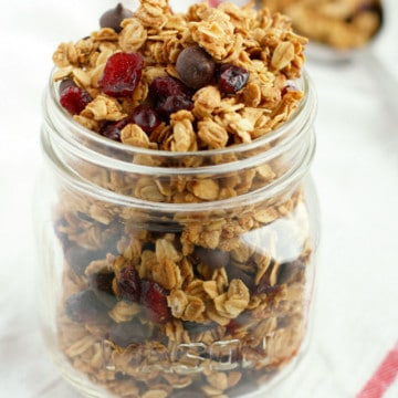 Cranberry and chocolate chip granola that's gluten free and vegan. Easy to make and so delicious!
