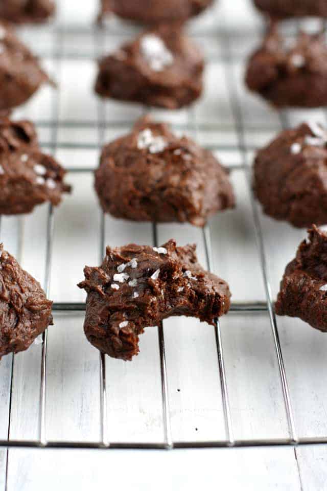 HEALTHY chocolate fudge cookies - grain free, refined sugar free, and just FIVE ingredients! #grainfree