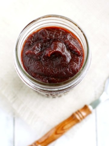 Super easy and tasty homemade barbecue sauce recipe made with pantry ingredients. This is a recipe you'l use again and again this summer! #paleo