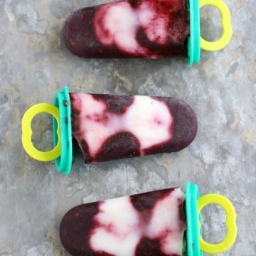 Summer blackberries make these popsicles shine! A tasty and healthy treat. #popsicles