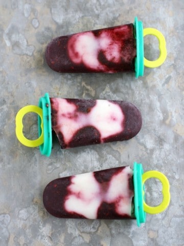 Summer blackberries make these popsicles shine! A tasty and healthy treat. #popsicles