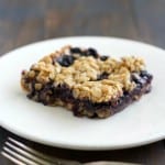 These #vegan blueberry oat crumble bars are the perfect way to enjoy those summer blueberries! #glutenfree #blueberry