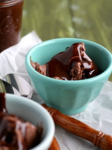 Rich, decadent VEGAN hot fudge sauce. This version has a bit of peanut butter mixed in for an extra delicious treat! #vegan #dessert