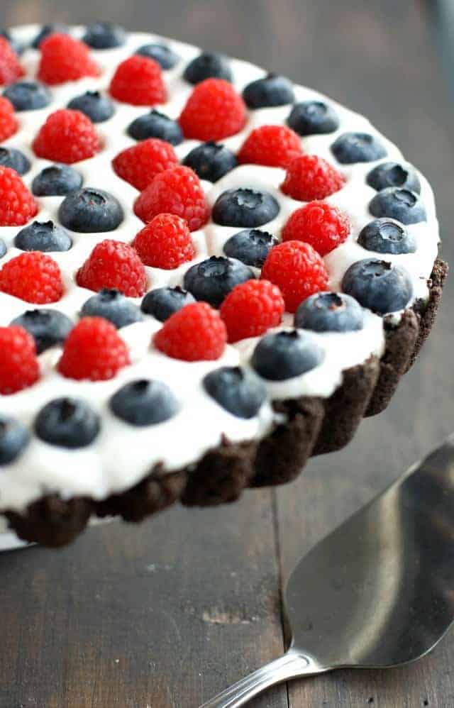 Red, white, and blue tart with a cremy filling and an Oreo cookie crust. No bake recipe. #patriotic