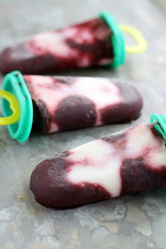 Delicious 3 ingredient blackberry yogurt popsicles. A healthy way to cool off! #popscicles #icecream