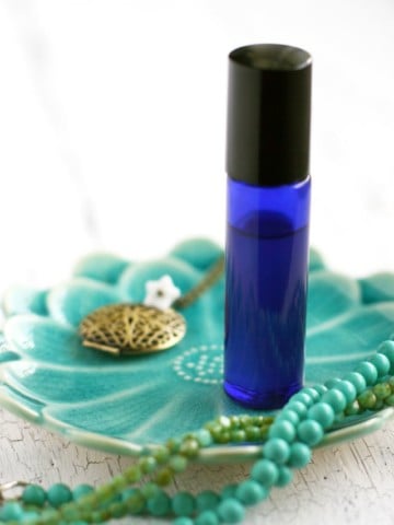 How to make a roll on essential oil blend that can be used for stress relief. Easy to follow tutorial from theprettybee.com