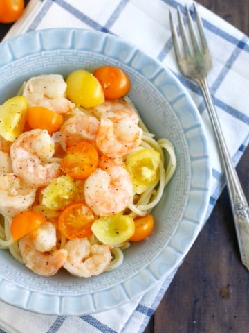 An easy and quick dinner idea: garlic shrimp pasta with tomatoes. A fast meal for busy nights! #thereciperedux #glutenfree