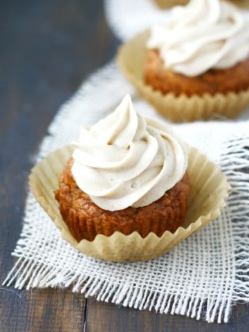 Lovely pumpkin spice cupcakes topped with sweet spiced buttercream for a perfect fall cupcake! Recipe on theprettybee.com