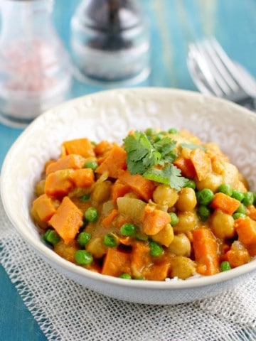 You need to make this easy recipe SOON! Creamy and comforting sweet potato curry recipe - an easy and healthy dinner!