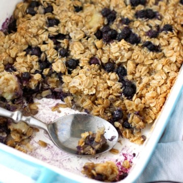 A healthy make-ahead breakfast - this banana blueberry baked oatmeal is a delicious way to start your day!