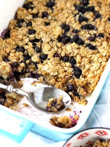 My family LOVES this baked oatmeal! A healthy make-ahead breakfast recipe - this banana blueberry baked oatmeal is a delicious way to start your day!