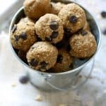 These no-bake chocolate chip oatmeal energy bites are a quick and delicious snack! Perfect for school lunches.