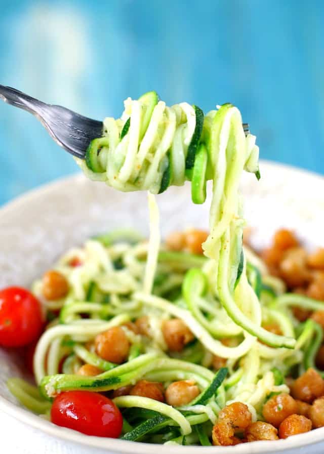 Garlic zoodles with fried chickpeas - an easy and flavorful meal!