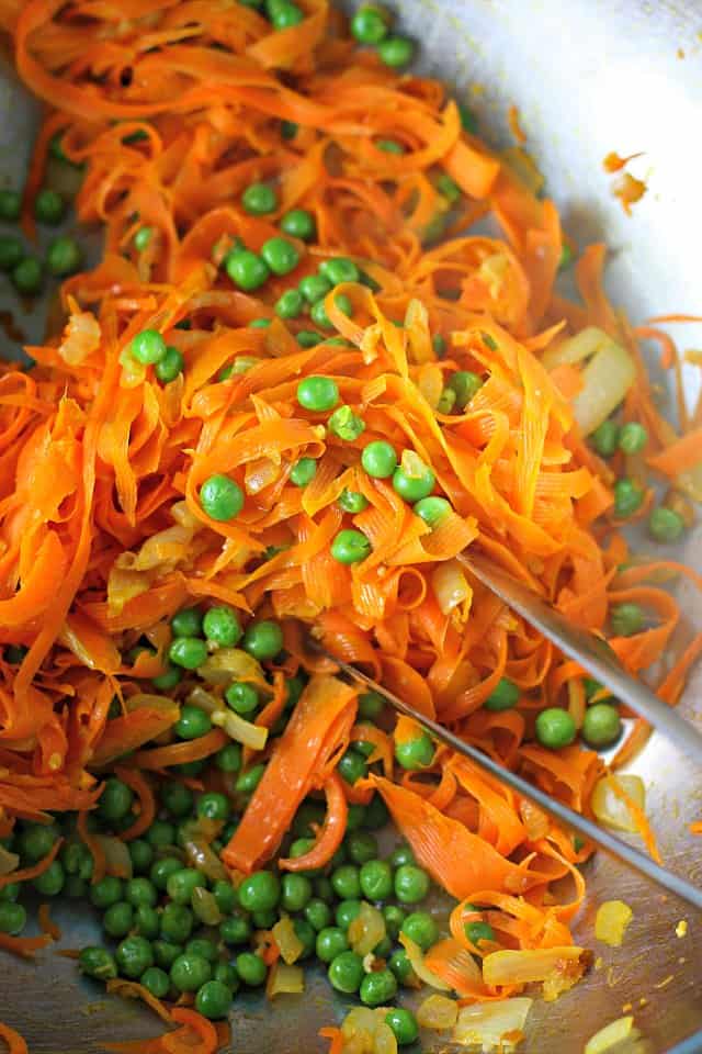 carrot noodles in pan