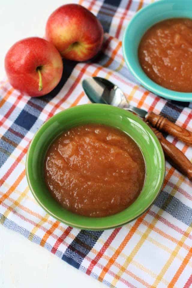 slow cooker applesauce in small bowls