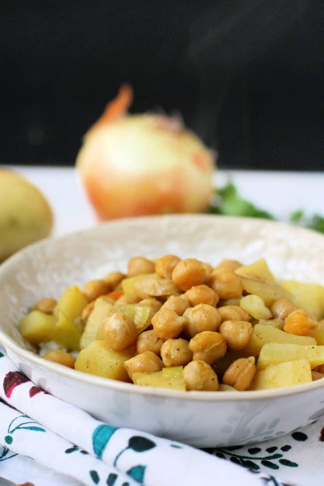 Slow Cooker Vegan Chickpea and Potato Curry. - The Pretty Bee