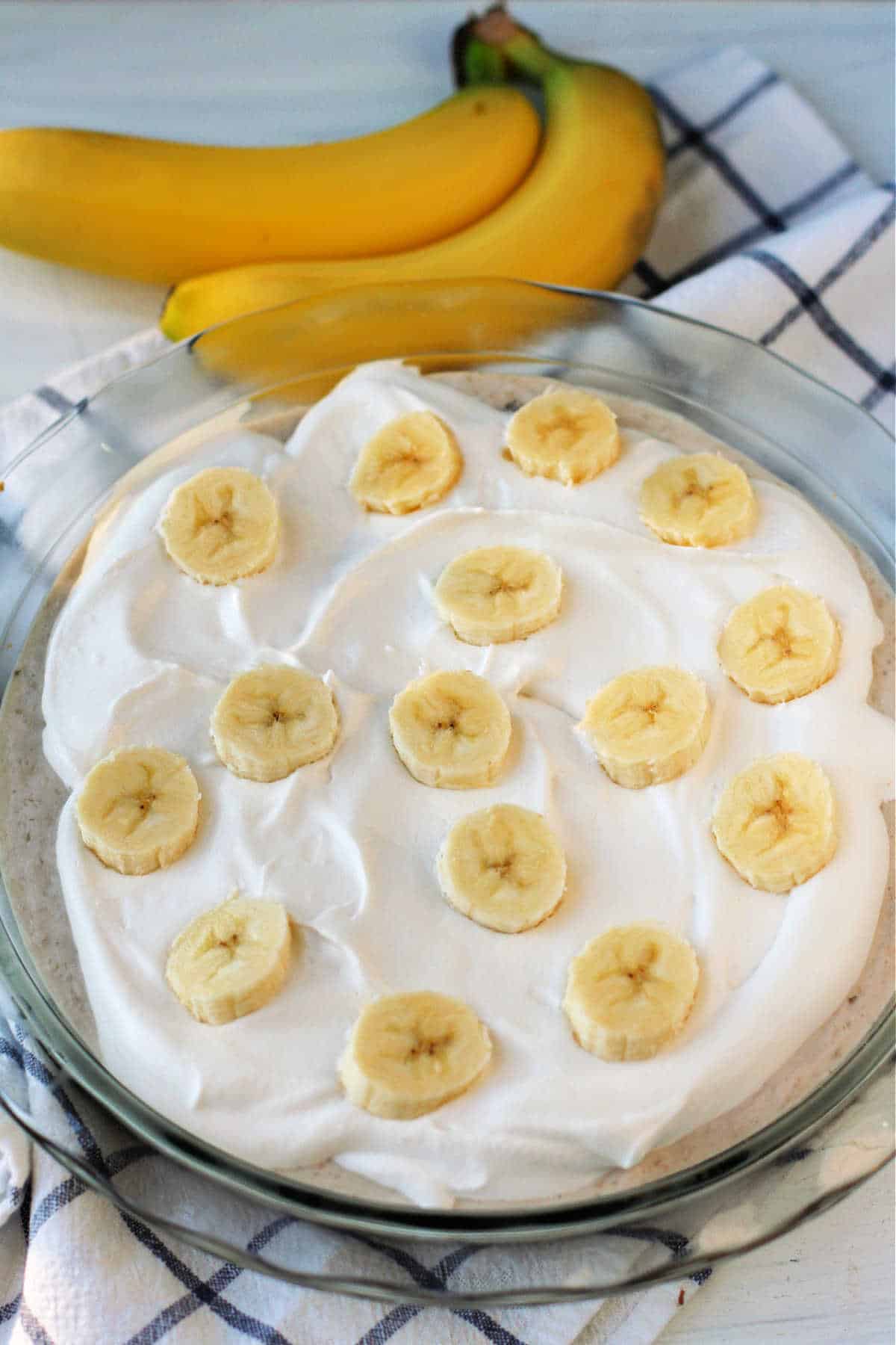 Pastel de crema de plátano en un molde para pasteles