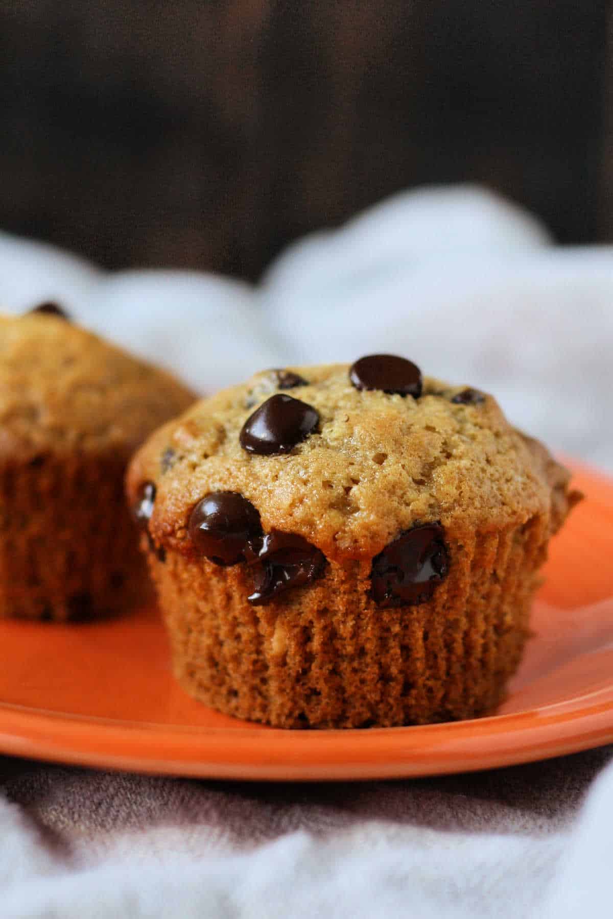 muffins veganos con trocitos de chocolate en un plato naranja