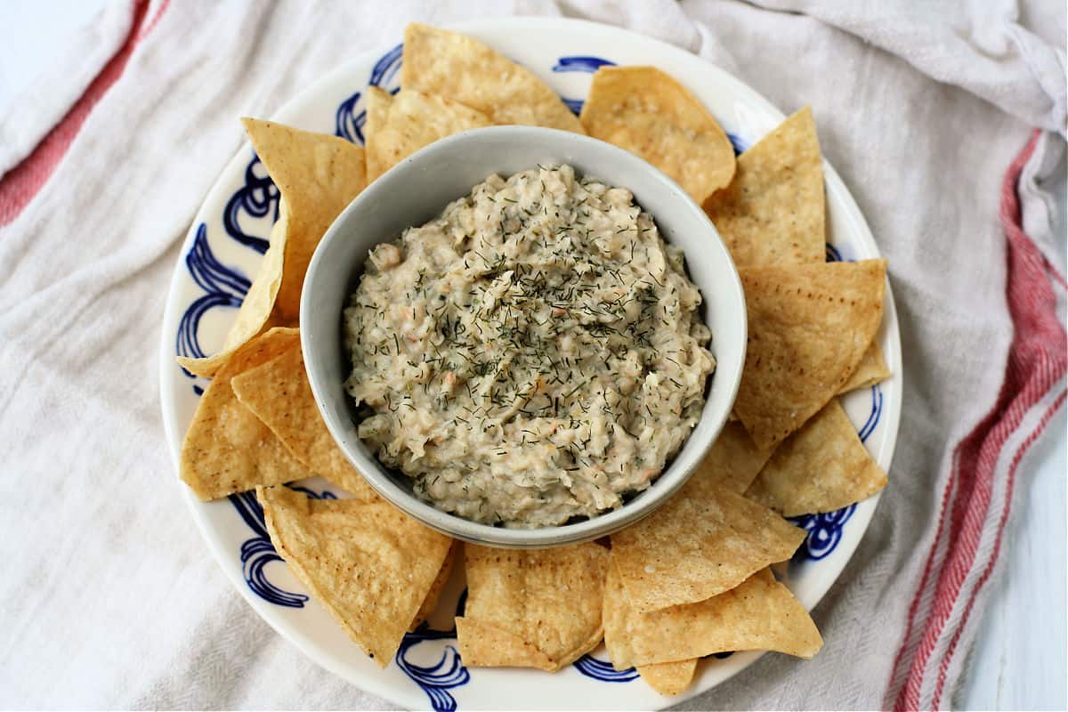 white bean dip with dill with tortlla chips