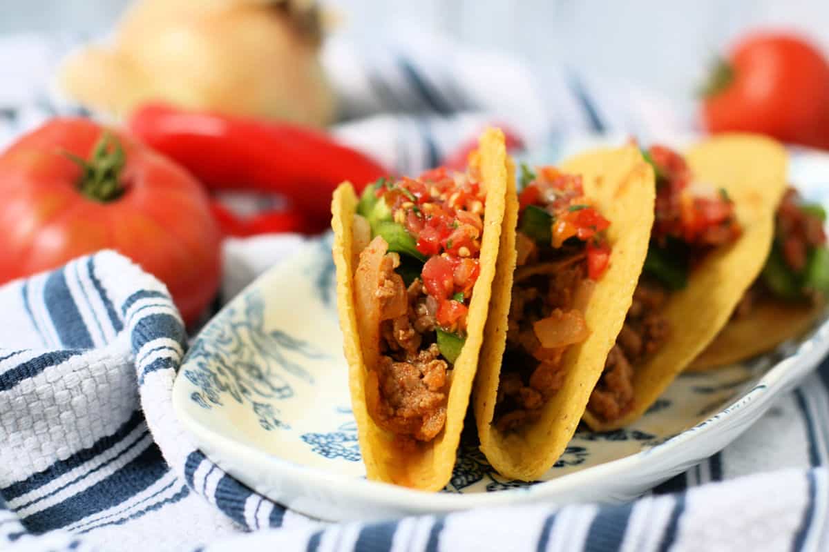 easy turkey tacos with salsa and green peppers