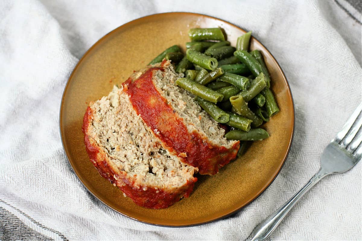 slices of turkey meatloaf with green beans