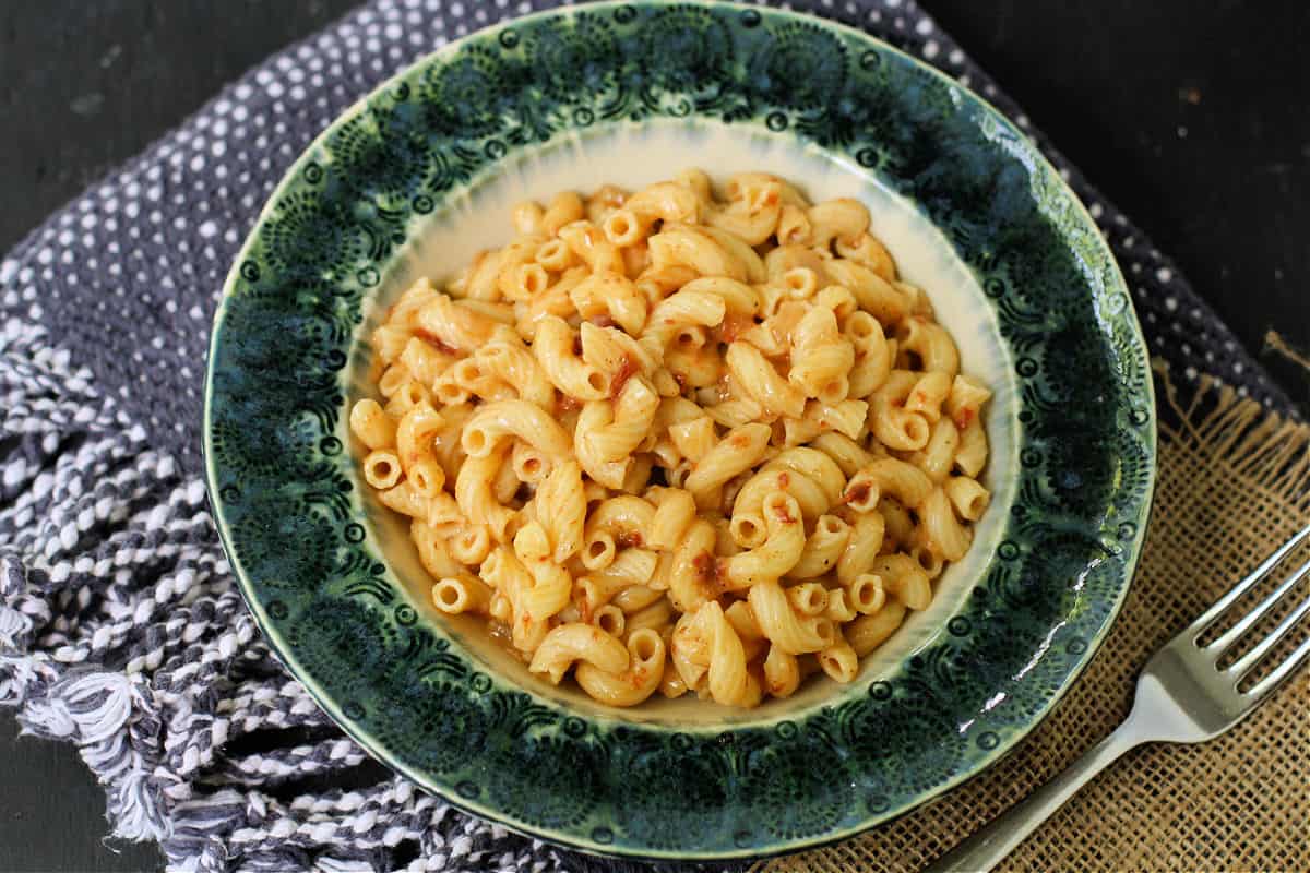 sundried tomato macaroni in a teal bowl