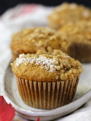 vegan pumpkin muffins with crumble topping