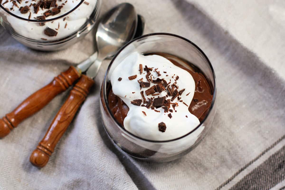 vegan chocolate pudding in glass cups
