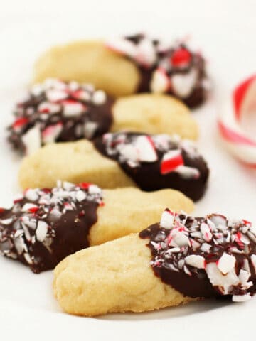 chocolate dipped shortbread with peppermint