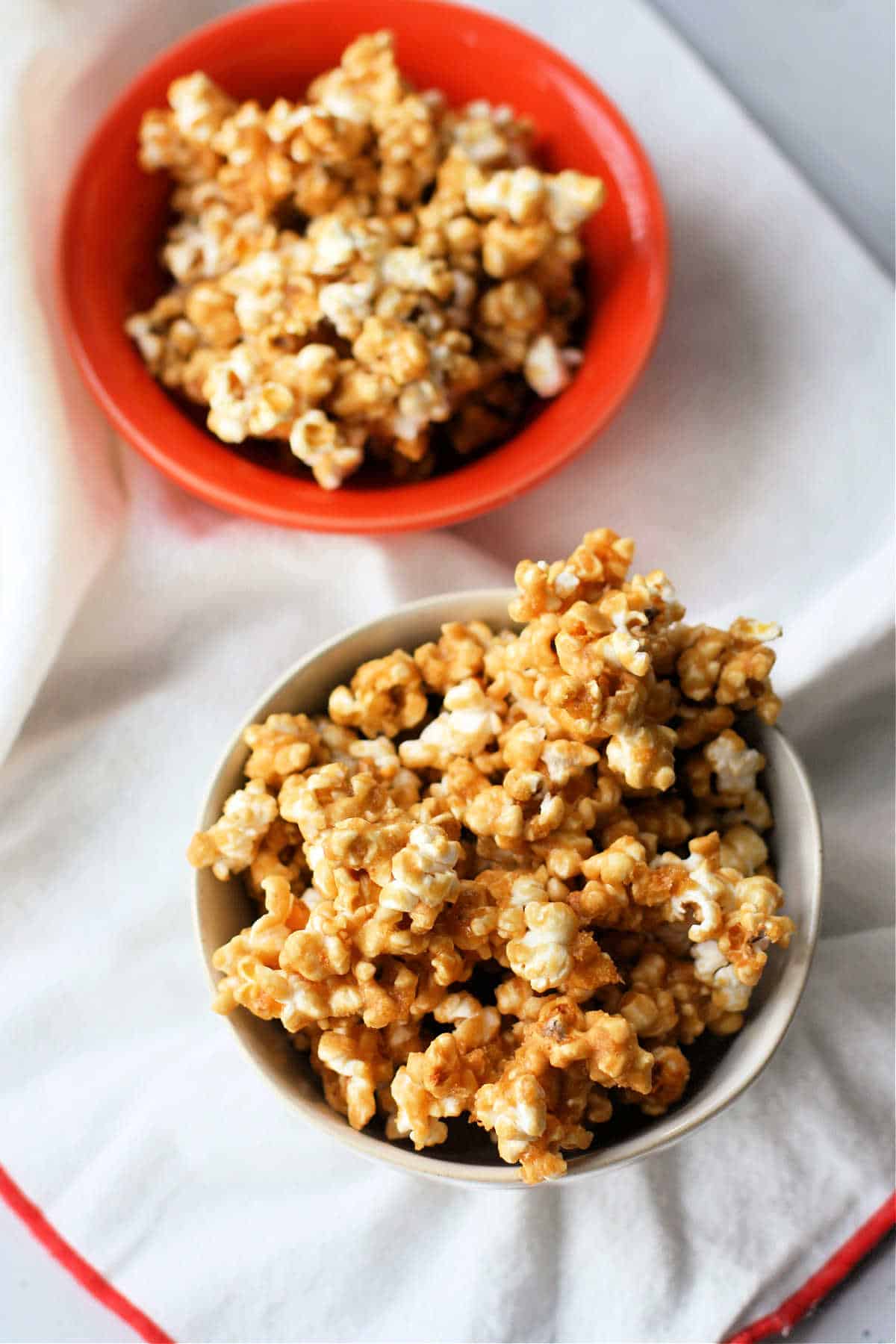 easy vegan caramel corn in bowls