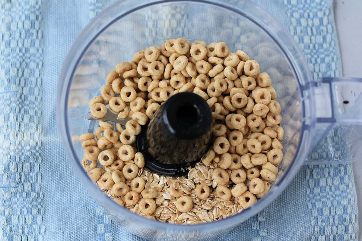 oats and cheerios in a food processor