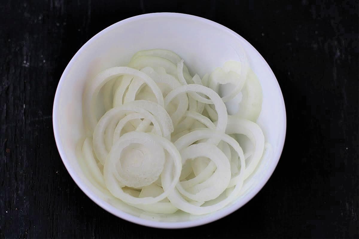 sliced onions in bowl