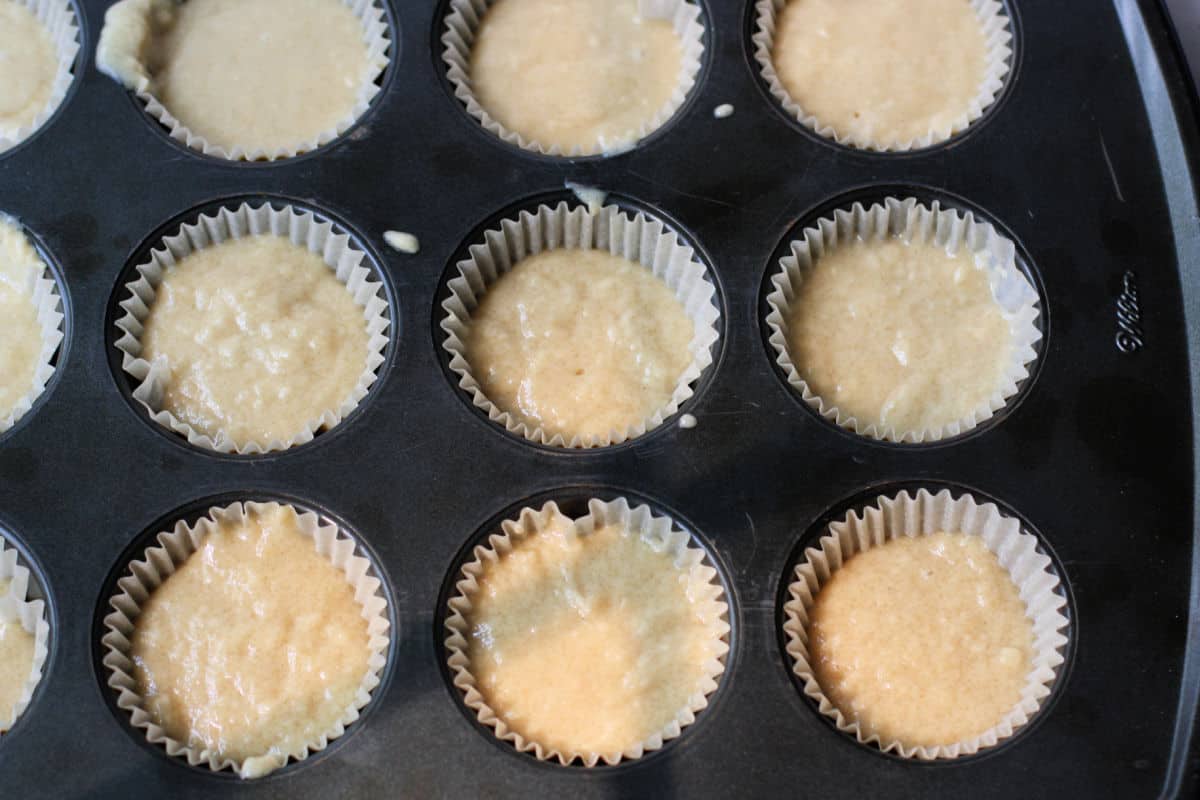 vanilla cupcakes before baking (1)