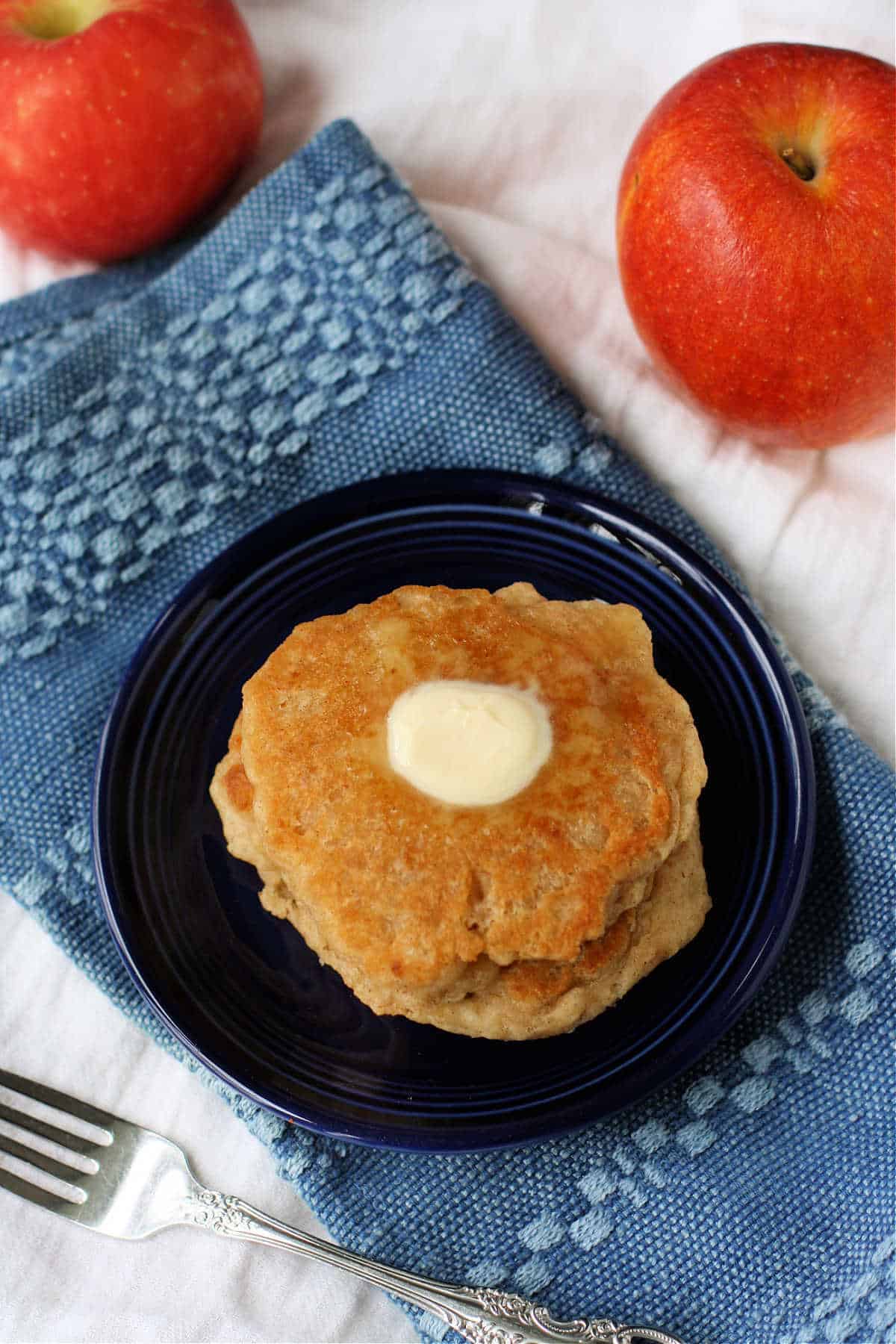 vegan apple cinnamon pancakes on a blue plate