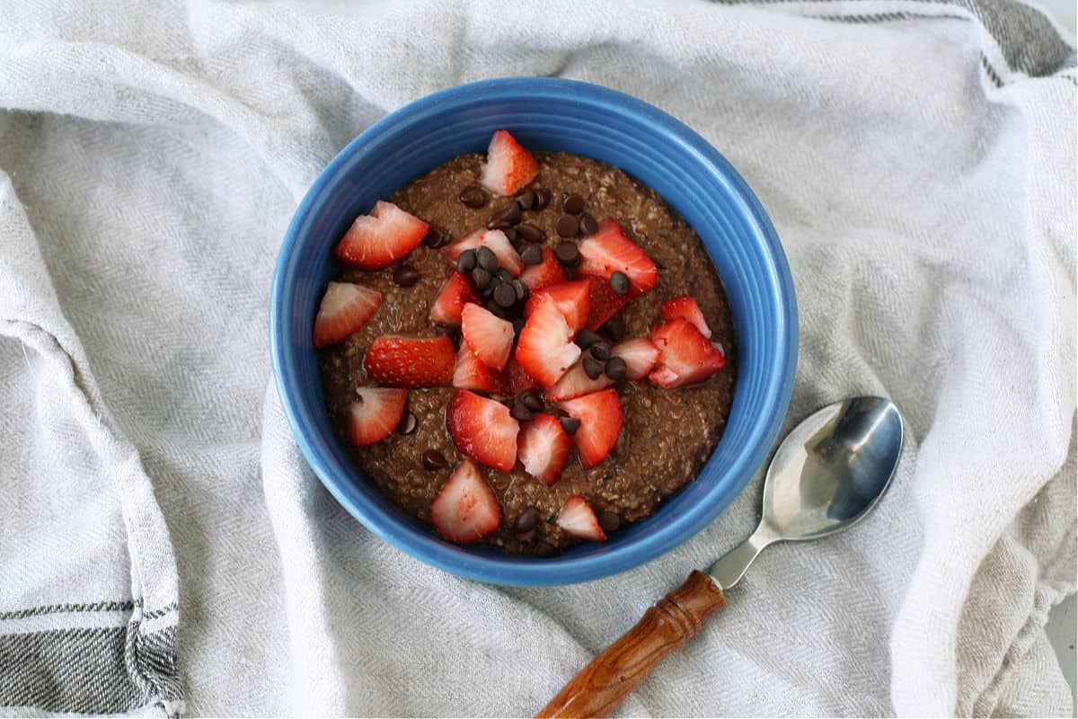 chocolate coconut porridge with toppings
