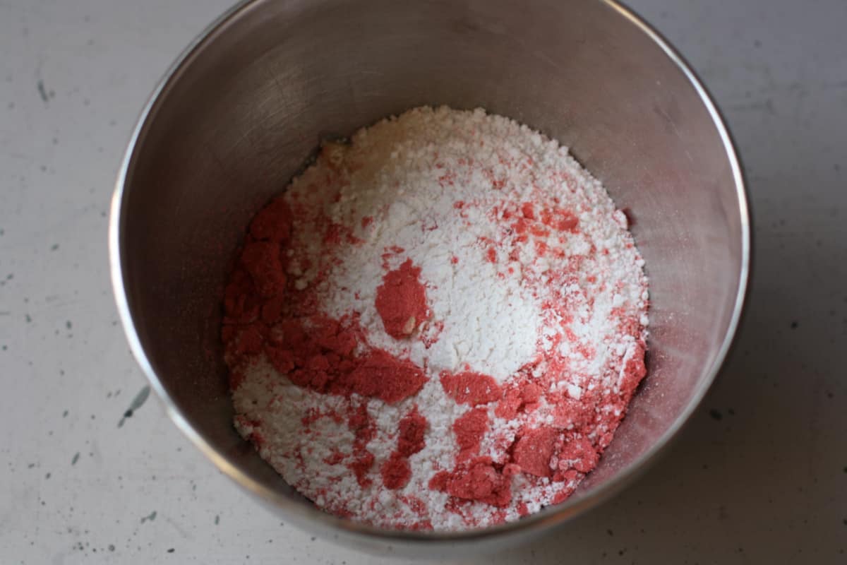 strawberry icing ingredients in bowl